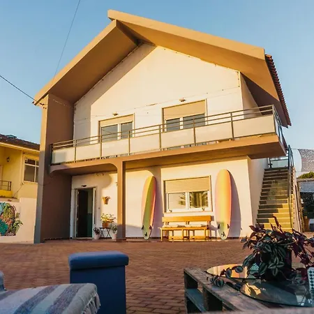 Хостел Hospedium Republica Surf House Эрисейра