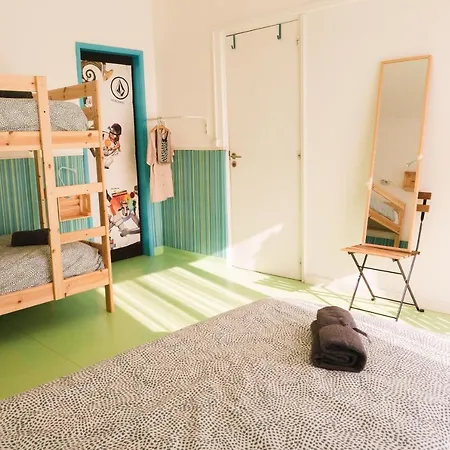 Hospedium Republica Surf House Эрисейра