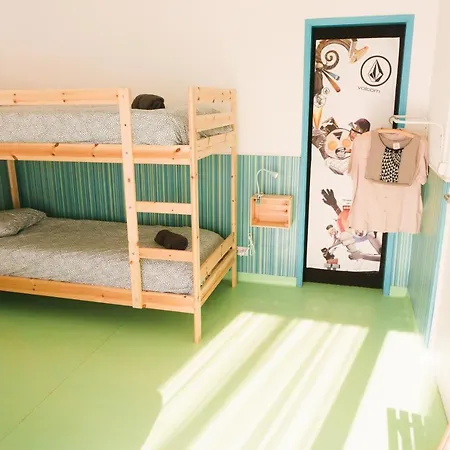 Hospedium Republica Surf House - Coxos Beach, Хостел Эрисейра
