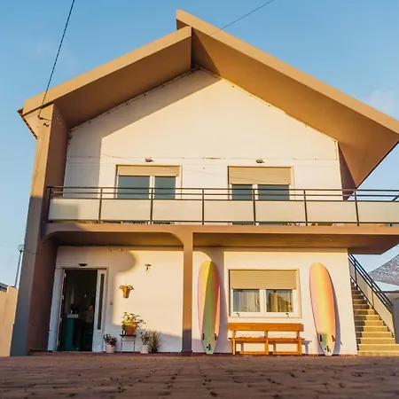 Hospedium Republica Surf House * إيريسييرا