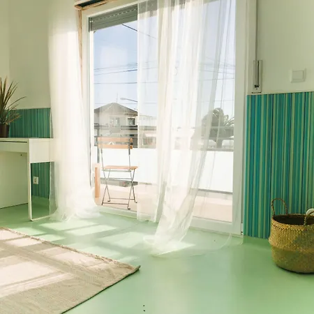 Hospedium Republica Surf House * Эрисейра