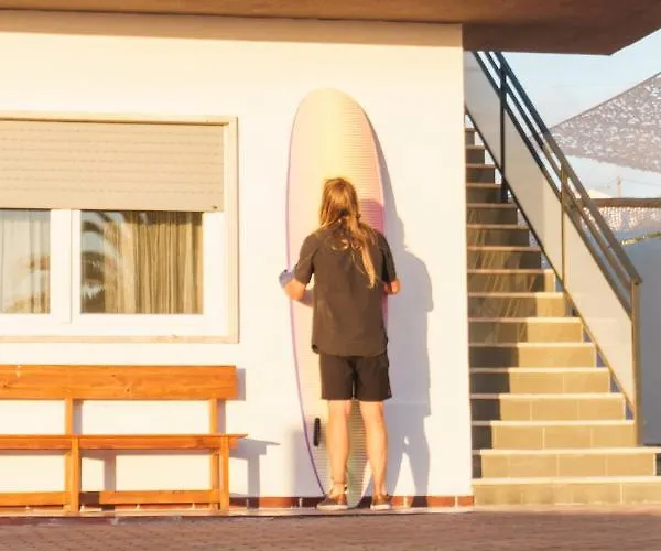 Republica Surf House - Coxos Beach, Ericeira بيت شباب